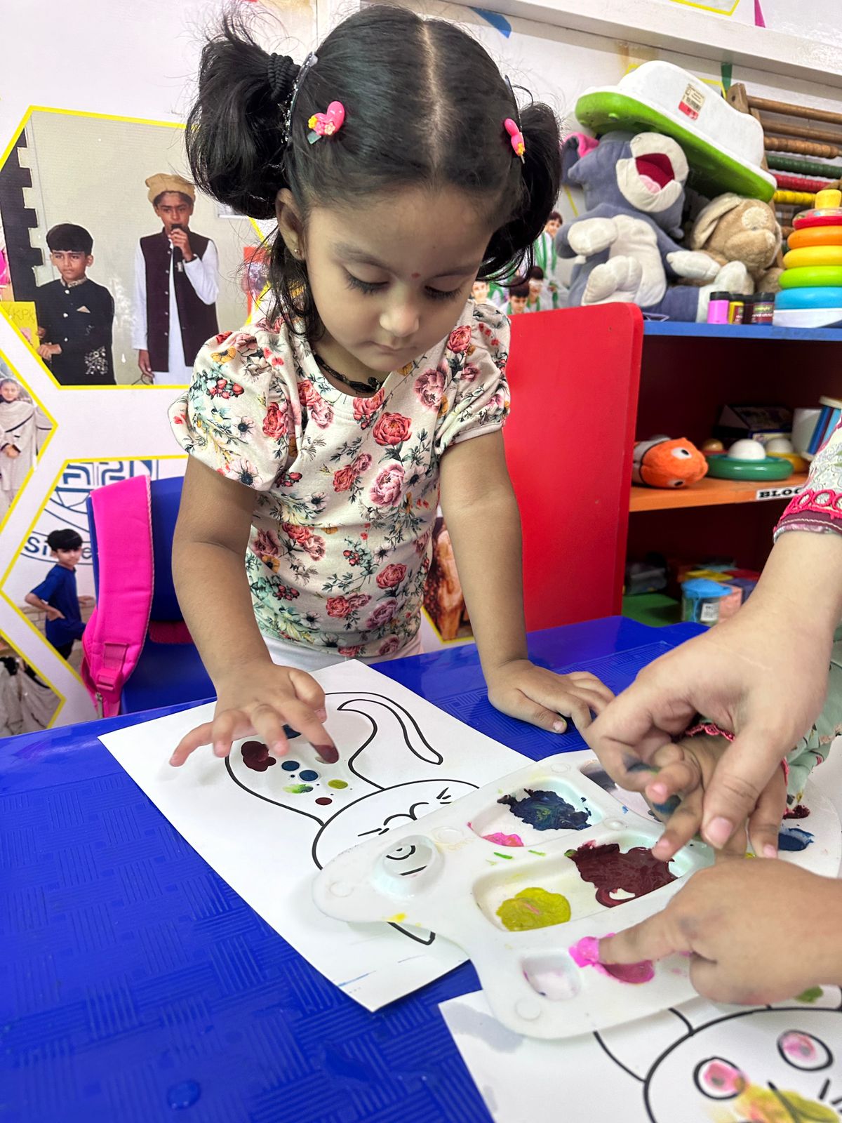 Finger-painting-on-cat-20-9-24